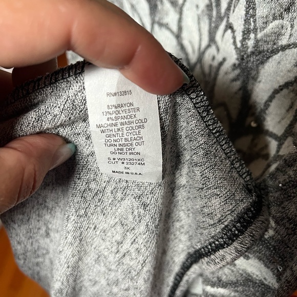 NWT Women's Top - Picture 4 of 4